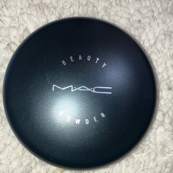 MAC Beauty Powder - RARE - Picture 3 of 5